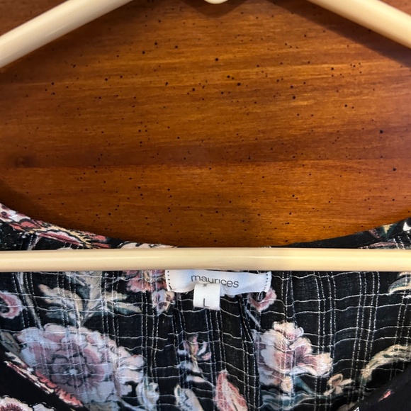 Maurice’s short sleeved floral top - Picture 3 of 3